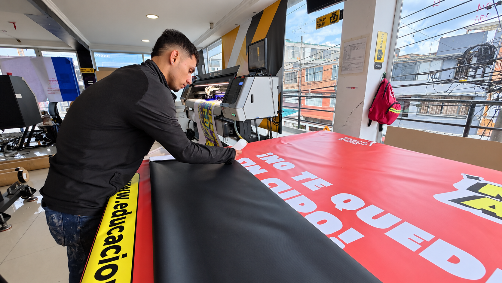 Producción de banner de gran formato en taller