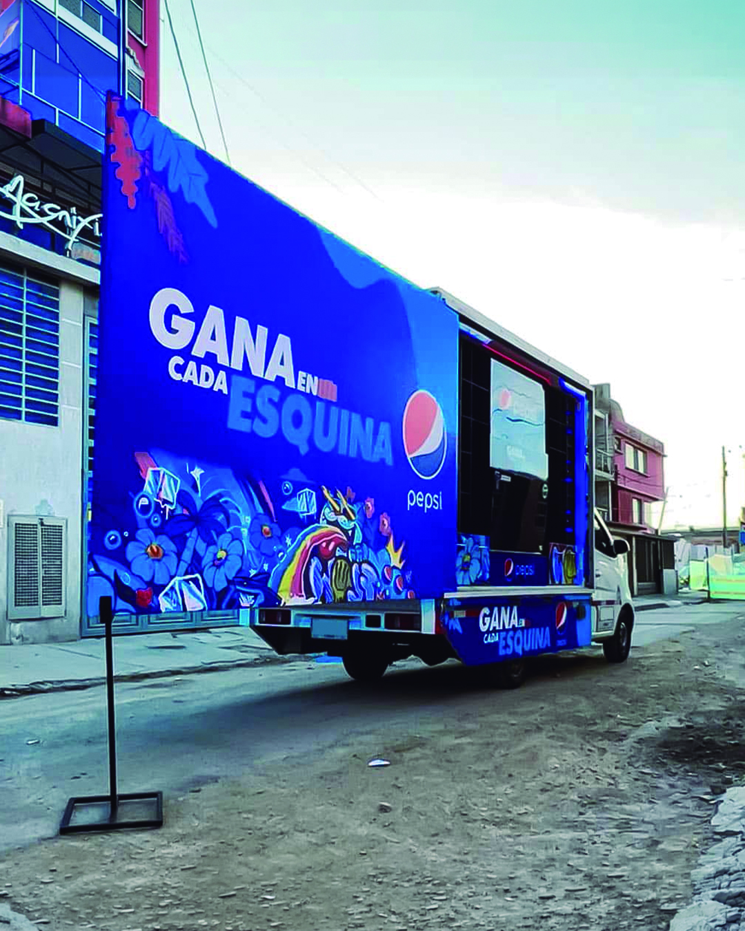 Montajes especiales en vehículo publicitario Pepsi